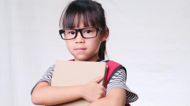 Усміхнена Школярка Літньому Вбранні Рюкзаком Тримає Книги Білому Тлі Студії — стокове відео