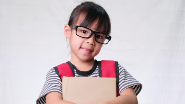 Χαμογελαστή Μαθήτρια Που Φοράει Καλοκαιρινά Ρούχα Σακίδιο Που Κρατάει Βιβλία — Αρχείο Βίντεο