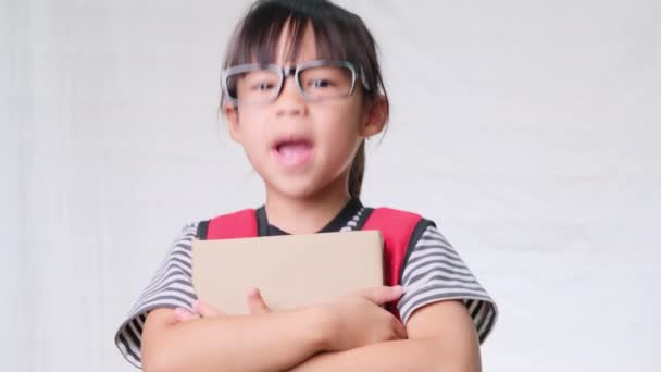 Virada Estudante Vestindo Roupas Casuais Com Mochila Segurando Livros Fundo — Vídeo de Stock