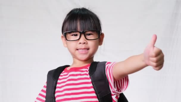 Glückliches Schulmädchen Lässigem Outfit Mit Rucksack Der Daumen Nach Oben — Stockvideo