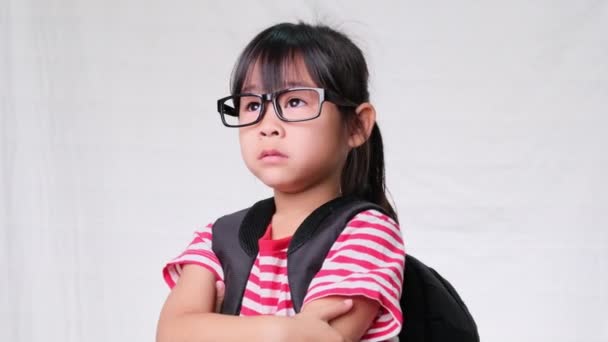 Χαριτωμένη Μαθήτρια Που Φοράει Γυαλιά Σακίδιο Κοιτάζει Ψηλά Σκέφτεται Κάτι — Αρχείο Βίντεο