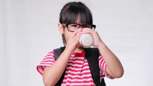 Nettes Schulmädchen Das Milch Aus Einem Glas Trinkt Bevor Zur — Stockvideo