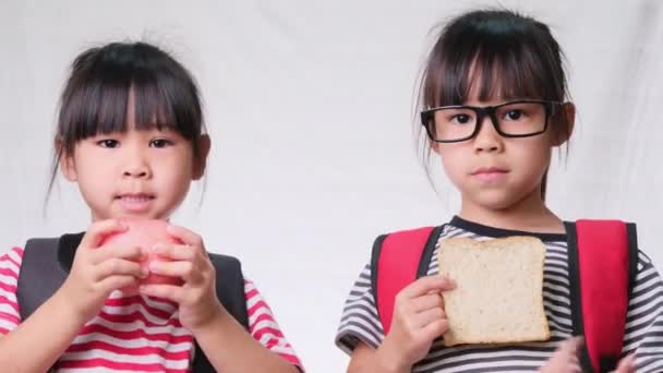 Przyjazne Wesołe Koleżanki Klasy Dzielą Się Zdrowym Posiłkiem Dwie Słodkie — Wideo stockowe