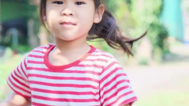 Gadis Kecil Yang Ceria Suka Melompat Atas Trampolin Halaman Belakang — Stok Video