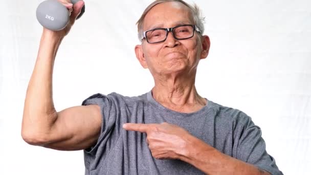 Anciano Asiático Hombre Levantando Pesas Mostrando Los Músculos Del Brazo — Vídeos de Stock