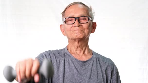 Aziatische Senior Man Oefenen Met Halters Thuis Gezonde Levensstijl — Stockvideo