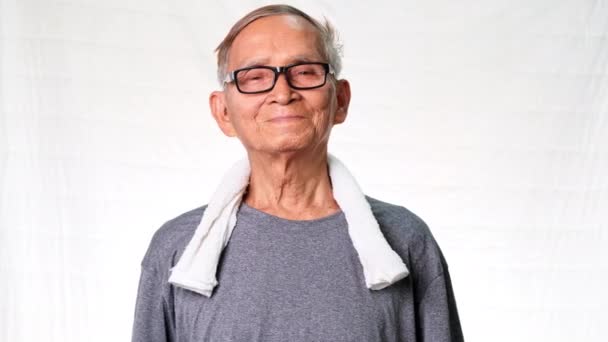 Asiatisk Senior Man Tränar Hemma Gammal Man Med Handduk Halsen — Stockvideo