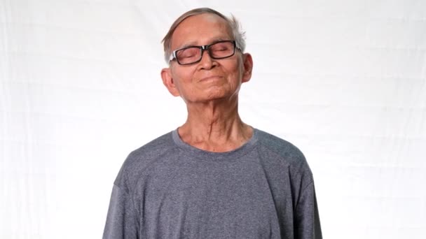 Asijský Starší Muž Cvičí Činkami Doma Zdravý Životní Styl — Stock video