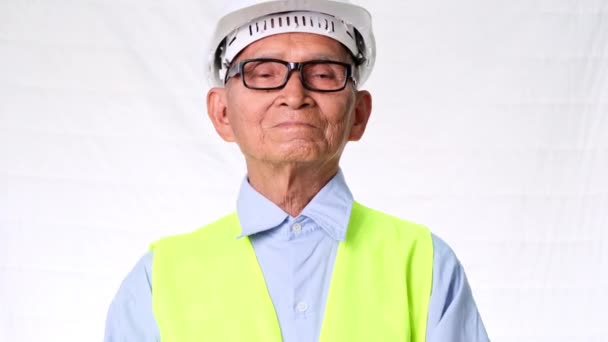 Architecte Ingénieur Senior Confiant Portant Gilet Casque Sur Fond Blanc — Video