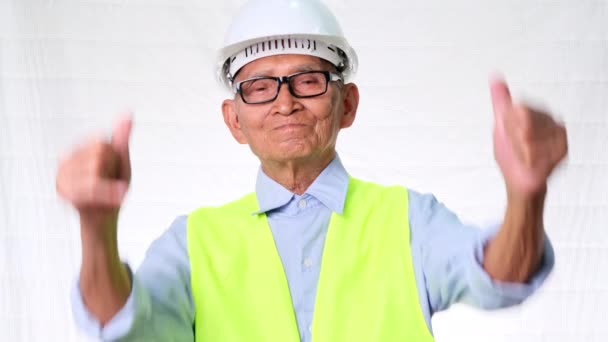 Szczęśliwy Starszy Inżynier Kamizelce Kasku Pokazuje Kciuki Góry Białym Tle — Wideo stockowe