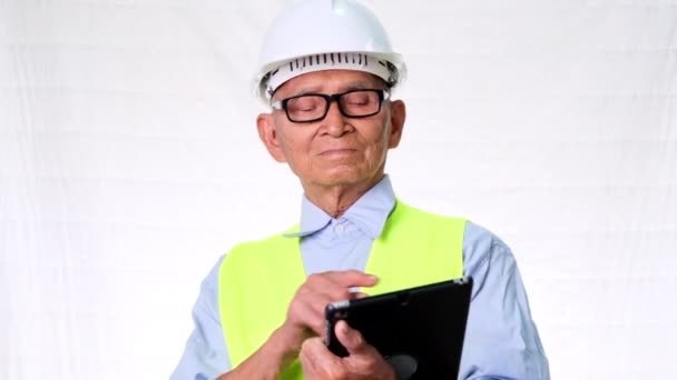 Senior Architect Engineering Builder Wearing Safety Vest Helmet Looks Work — Stock Video