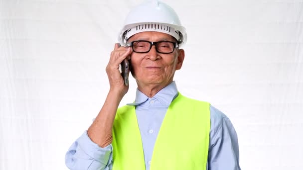조끼를 헬멧을 스튜디오에 전화기로 작업하는 토론하는 건축가 — 비디오