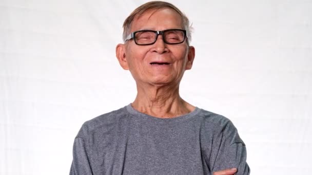Oude Aziatische Man Glimlachte Gelukkig Met Het Tonen Van Zijn — Stockvideo