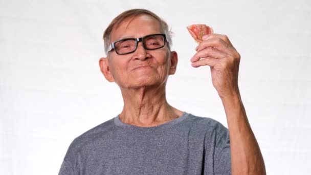 Старий Азіатський Чоловік Радістю Посміхнувся Показуючи Відсутні Зуби Тримаючи Руці — стокове відео