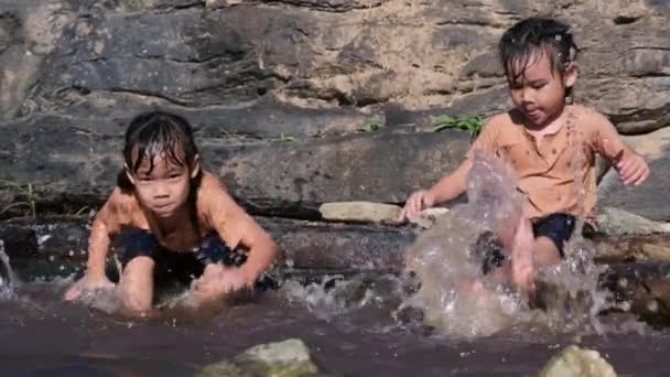 Azjatka Bawiąca Się Siostrą Leśnym Strumieniu Aktywny Wypoczynek Dziećmi Rzece — Wideo stockowe