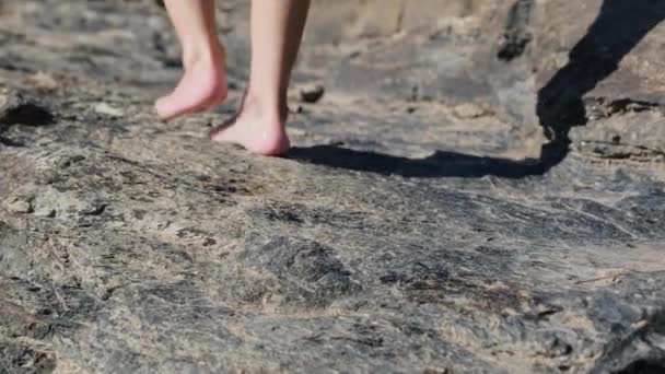 ストリームによって岩の上を歩く2人の素敵な姉妹の裸の足 夏には川で子供たちと積極的なレクリエーション — ストック動画