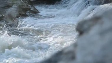 Tayland ulusal parkında şelale. Nehir, dağdaki derin ormandaki kayaların üzerinden akar..