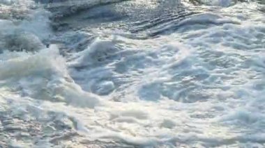 Akan su deresi. Dağlardaki kayaların üzerinden bir nehir akıyor. Şelale ve ormandaki kayalar..