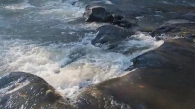 Tayland ulusal parkında şelale. Nehir, dağdaki derin ormandaki kayaların üzerinden akar..
