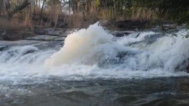 Tayland ulusal parkında şelale. Nehir, dağdaki derin ormandaki kayaların üzerinden akar..