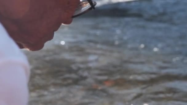 Asiatique Vieil Homme Boit Eau Une Rivière Montagne Dans Forêt — Video