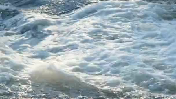 Fließender Wasserfluss Ein Fluss Fließt Über Felsen Den Bergen Wasserfall — Stockvideo