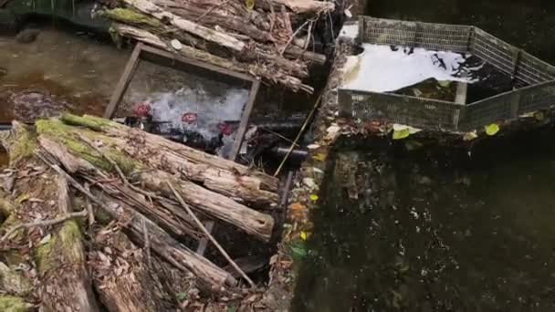 Structure Ouvert Portail Inondation Sur Barrage Dans Une Rivière Endommagée — Video