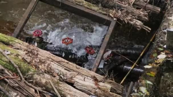 Structure Ouvert Portail Inondation Sur Barrage Dans Une Rivière Endommagée — Video