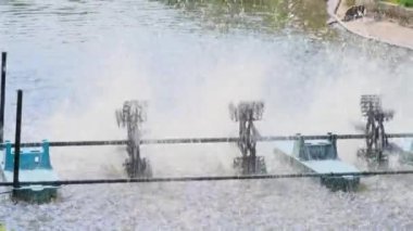 Su türbini gölet su arıtma işlemi için oksijen eklemeye çalışıyor. Çevreyi koru.