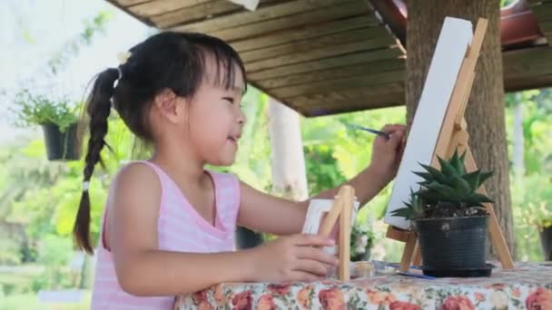Cute Little Girl Malowane Sztaludze Farbami Domu Wielkim Entuzjazmem Uwagi — Wideo stockowe