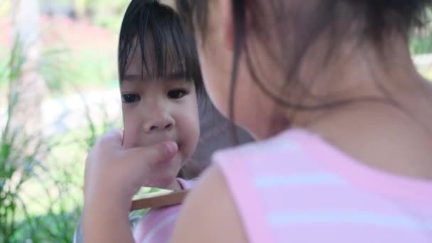Glückliches Kleines Mädchen Küsst Und Genießt Die Interaktion Mit Sich — Stockvideo