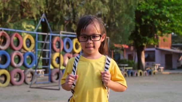 Cute Uśmiechnięta Uczennica Letnich Ubraniach Plecakiem Stojącym Szkole Powrót Koncepcji — Wideo stockowe