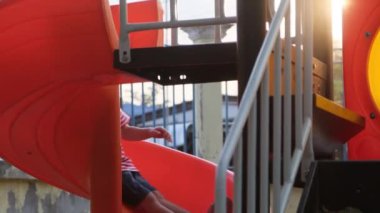 Mutlu Asyalı çocuklar oyun alanında birlikte oynuyorlar. Çocuk parkında aktif küçük bir kız. Çocuklar için sağlıklı yaz etkinliği.