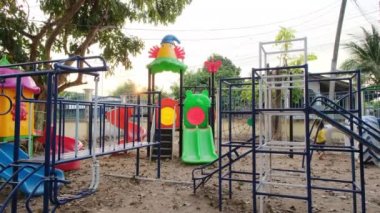 Mutlu Asyalı çocuklar oyun alanında birlikte oynuyorlar. Çocuk parkında aktif küçük bir kız. Çocuklar için sağlıklı yaz etkinliği.