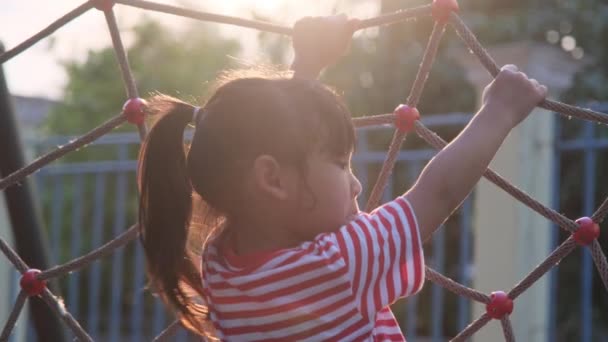 Menina Bonito Escalando Malha Corda Parque Infantil Menina Feliz Divertindo — Vídeo de Stock