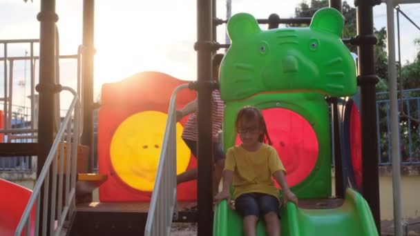 Izgatott Kislányok Szórakozzanak Együtt Játszótéren — Stock videók