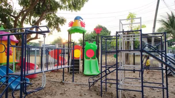 Crianças Asiáticas Felizes Brincando Juntas Playground Menina Ativa Parque Infantil — Vídeo de Stock
