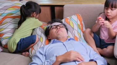 Babanızın evdeki kanepede uyuması için makyaj ve saç yapan sevimli küçük kız kardeşler. Babalar Günün kutlu olsun.!