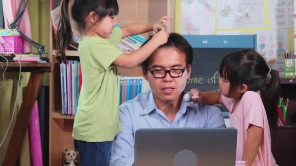Gadis Lucu Melakukan Makeup Dan Rambut Untuk Ayah Bekerja Dari — Stok Video