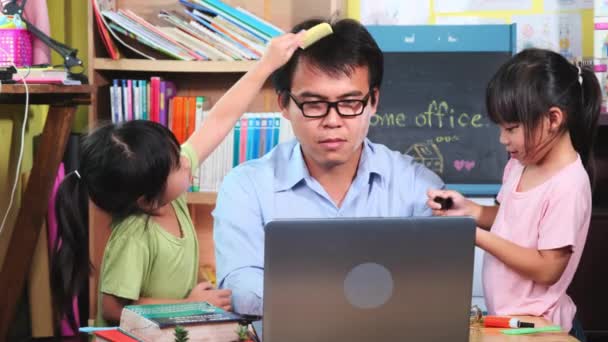 Meninas Engraçadas Fazendo Maquiagem Cabelo Para Pai Trabalho Casa Filhas — Vídeo de Stock