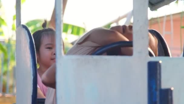 Aktives Kleines Mädchen Auf Dem Spielplatz Freien Nettes Kleines Mädchen — Stockvideo