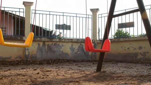 Színes Játszótér Nyilvános Parkban Üres Hinták Játszótéren Lendülő Mozdulatok — Stock videók