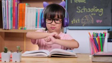 Kulaklık ve tabletle evde müzik dinleyen sevimli küçük bir kız. Mutlu çocukluk. Dinle teknoloji.