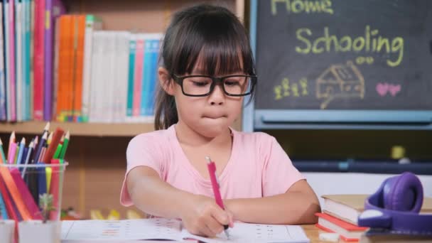 隔離中に自宅で勉強するアジアの女性学生 新常態 家庭教育 — ストック動画