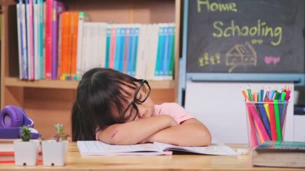 Estudantes Asiáticas Estudando Casa Durante Quarentena Novo Normal Ensino Casa — Vídeo de Stock