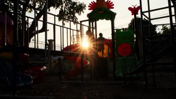 Niños Asiáticos Felices Jugando Juntos Patio Recreo Atardecer Actividad Saludable — Vídeos de Stock
