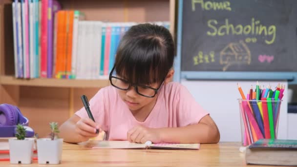 Azjatki Uczą Się Domu Podczas Kwarantanny Nowy Normalny Edukacja Domowa — Wideo stockowe