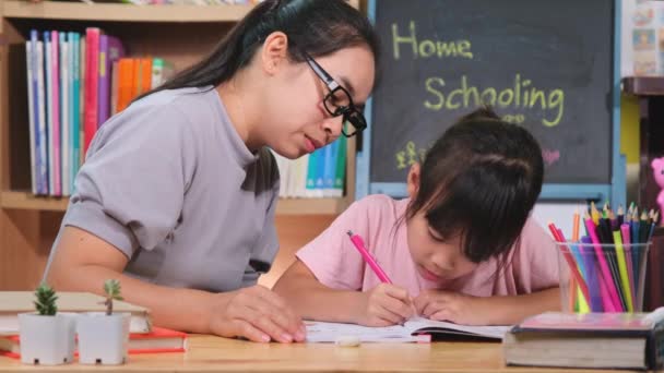 Menina Asiática Estuda Casa Durante Quarentena Com Mãe Mãe Ajudando — Vídeo de Stock