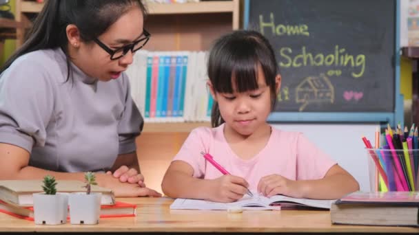 Asiática Niña Estudia Casa Durante Cuarentena Con Madre Madre Ayudando — Vídeos de Stock