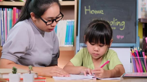 Asiática Niña Estudia Casa Durante Cuarentena Con Madre Madre Ayudando — Vídeos de Stock